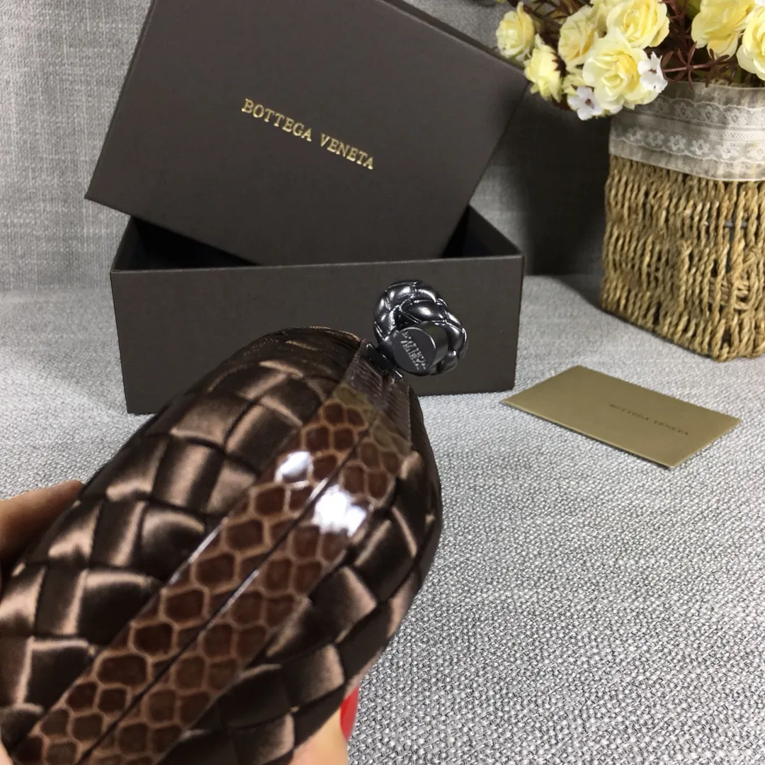 8651 Small Classic Dinner Bag ~~~Snake leather with ribbon ~~~Dense and slippery, not easy to fluff, can hold a small iPhone! Size: 16.5cm*10.5cm*6cm